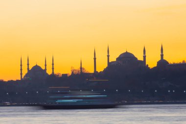 Bakire Kulesi ve Uskudar Sahili, cami siluetleriyle birlikte.