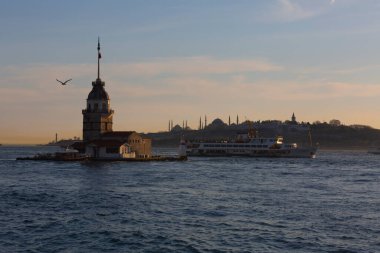 Bakire Kulesi ve Uskudar Sahili, cami siluetleriyle birlikte.
