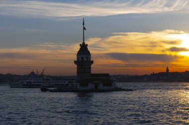 Bakire Kulesi ve Uskudar Sahili, cami siluetleriyle birlikte.