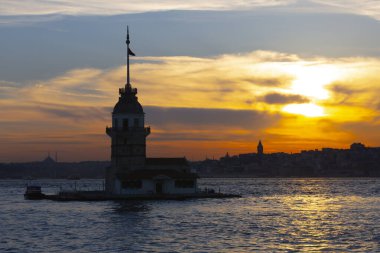 Bakire Kulesi ve Uskudar Sahili, cami siluetleriyle birlikte.