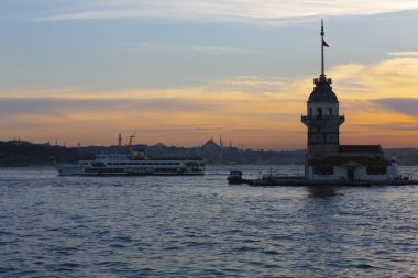Bakire Kulesi ve Uskudar Sahili, cami siluetleriyle birlikte.