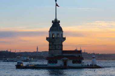 Bakire Kulesi ve Uskudar Sahili, cami siluetleriyle birlikte.