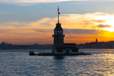 Bakire Kulesi ve Uskudar Sahili, cami siluetleriyle birlikte.