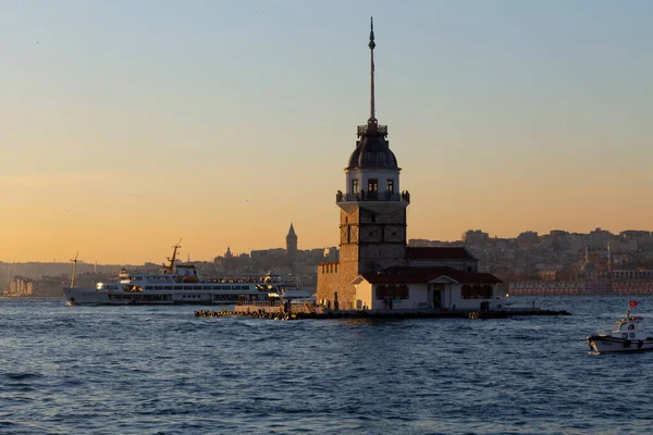 Torre Della Fanciulla Spiaggia Uskudar Insieme Alle Sagome Della Moschea — Foto Stock