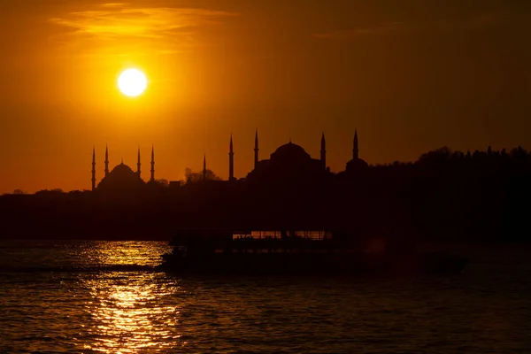 Maiden Tower Uskudar Beach Together Mosque Silhouettes — Stock Photo, Image