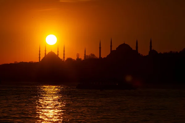 Maiden Tower Uskudar Beach Together Mosque Silhouettes — Stock Photo, Image