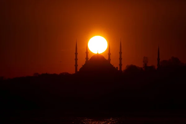 Tour Maiden Plage Uskudar Ainsi Que Des Silhouettes Mosquée — Photo