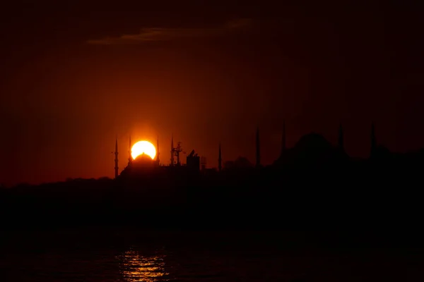 Πύργος Maiden Και Uskudar Παραλία Μαζί Τζαμί Σιλουέτες — Φωτογραφία Αρχείου