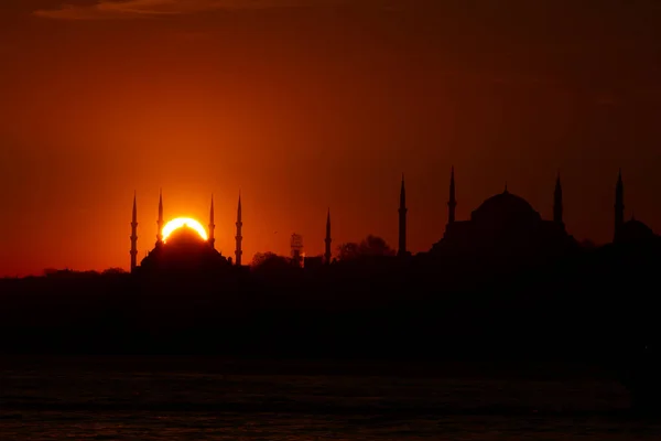 Maiden Tower Uskudar Beach Together Mosque Silhouettes — Stock Photo, Image