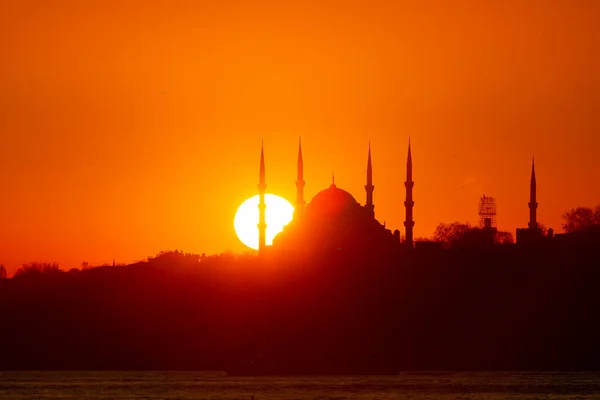 Jungfrutornet Och Stranden Uskudar Tillsammans Med Moskésilhuetter — Stockfoto