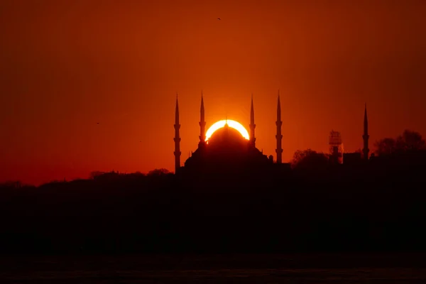 Tour Maiden Plage Uskudar Ainsi Que Des Silhouettes Mosquée — Photo