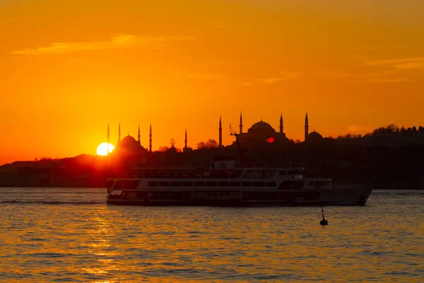 Mädchenturm Und Strand Von Uskudar Zusammen Mit Den Silhouetten Der — Stockfoto