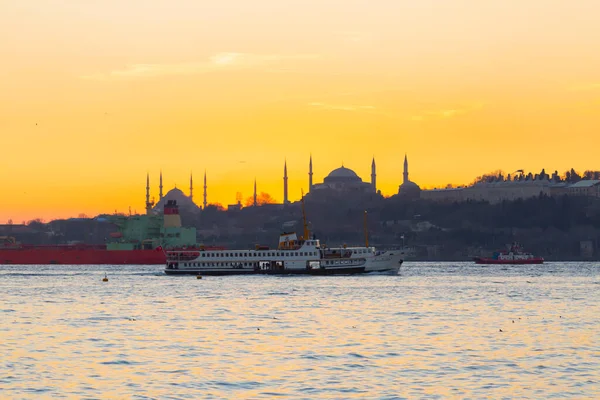 Bakire Kulesi Uskudar Sahili Cami Siluetleriyle Birlikte — Stok fotoğraf