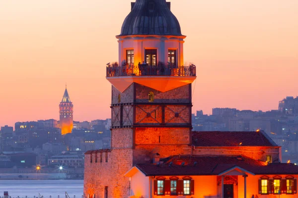 Torre Donzela Praia Uskudar Juntamente Com Silhuetas Mesquita — Fotografia de Stock