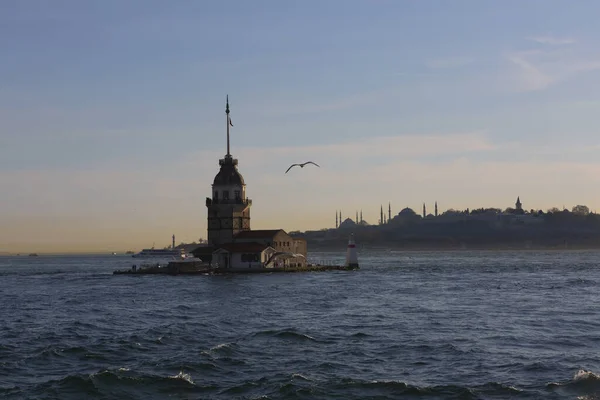 Bakire Kulesi Uskudar Sahili Cami Siluetleriyle Birlikte — Stok fotoğraf