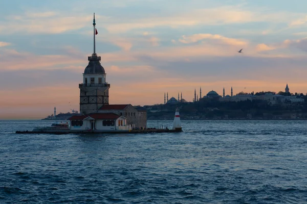 Bakire Kulesi Uskudar Sahili Cami Siluetleriyle Birlikte — Stok fotoğraf