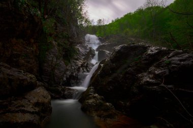 Erikli Şelalesi ülkemizin doğal harikalarından biridir. Son zamanlarda dikkat çeken şelale, eğlenmek isteyenler için idealdir..