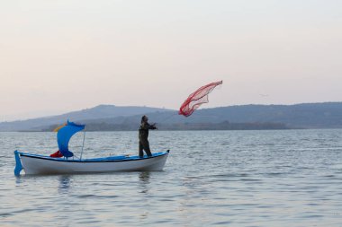 Ziyaret edilecek yerler. Uluabat / Apolyont Gölü - Bursa. Uluabat Gölü zengin biyolojik çeşitliliğiyle ülkemizin önemli göllerinden biridir..