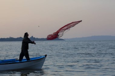 Ziyaret edilecek yerler. Uluabat / Apolyont Gölü - Bursa. Uluabat Gölü zengin biyolojik çeşitliliğiyle ülkemizin önemli göllerinden biridir..