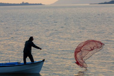 Ziyaret edilecek yerler. Uluabat / Apolyont Gölü - Bursa. Uluabat Gölü zengin biyolojik çeşitliliğiyle ülkemizin önemli göllerinden biridir..