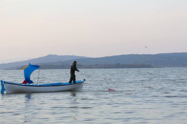 Ziyaret edilecek yerler. Uluabat / Apolyont Gölü - Bursa. Uluabat Gölü zengin biyolojik çeşitliliğiyle ülkemizin önemli göllerinden biridir..
