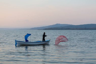 Ziyaret edilecek yerler. Uluabat / Apolyont Gölü - Bursa. Uluabat Gölü zengin biyolojik çeşitliliğiyle ülkemizin önemli göllerinden biridir..