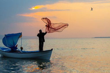 Ziyaret edilecek yerler. Uluabat / Apolyont Gölü - Bursa. Uluabat Gölü zengin biyolojik çeşitliliğiyle ülkemizin önemli göllerinden biridir..