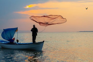 Ziyaret edilecek yerler. Uluabat / Apolyont Gölü - Bursa. Uluabat Gölü zengin biyolojik çeşitliliğiyle ülkemizin önemli göllerinden biridir..
