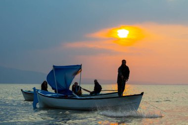 Ziyaret edilecek yerler. Uluabat / Apolyont Gölü - Bursa. Uluabat Gölü zengin biyolojik çeşitliliğiyle ülkemizin önemli göllerinden biridir..