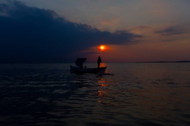 Ziyaret edilecek yerler. Uluabat / Apolyont Gölü - Bursa. Uluabat Gölü zengin biyolojik çeşitliliğiyle ülkemizin önemli göllerinden biridir..
