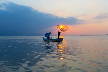 Ziyaret edilecek yerler. Uluabat / Apolyont Gölü - Bursa. Uluabat Gölü zengin biyolojik çeşitliliğiyle ülkemizin önemli göllerinden biridir..