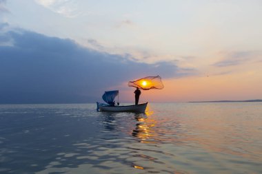 Ziyaret edilecek yerler. Uluabat / Apolyont Gölü - Bursa. Uluabat Gölü zengin biyolojik çeşitliliğiyle ülkemizin önemli göllerinden biridir..
