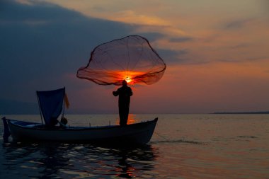 Ziyaret edilecek yerler. Uluabat / Apolyont Gölü - Bursa. Uluabat Gölü zengin biyolojik çeşitliliğiyle ülkemizin önemli göllerinden biridir..