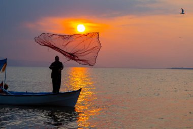 Ziyaret edilecek yerler. Uluabat / Apolyont Gölü - Bursa. Uluabat Gölü zengin biyolojik çeşitliliğiyle ülkemizin önemli göllerinden biridir..