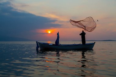 Ziyaret edilecek yerler. Uluabat / Apolyont Gölü - Bursa. Uluabat Gölü zengin biyolojik çeşitliliğiyle ülkemizin önemli göllerinden biridir..