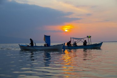 Ziyaret edilecek yerler. Uluabat / Apolyont Gölü - Bursa. Uluabat Gölü zengin biyolojik çeşitliliğiyle ülkemizin önemli göllerinden biridir..