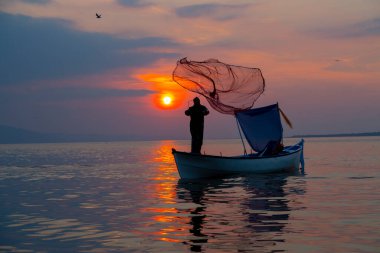 Ziyaret edilecek yerler. Uluabat / Apolyont Gölü - Bursa. Uluabat Gölü zengin biyolojik çeşitliliğiyle ülkemizin önemli göllerinden biridir..