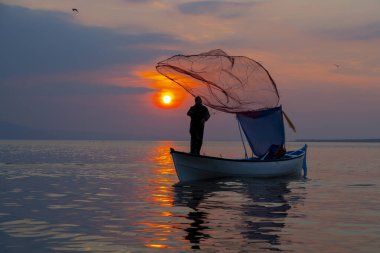 Ziyaret edilecek yerler. Uluabat / Apolyont Gölü - Bursa. Uluabat Gölü zengin biyolojik çeşitliliğiyle ülkemizin önemli göllerinden biridir..