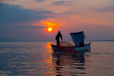 Ziyaret edilecek yerler. Uluabat / Apolyont Gölü - Bursa. Uluabat Gölü zengin biyolojik çeşitliliğiyle ülkemizin önemli göllerinden biridir..