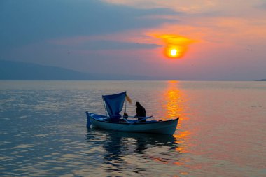 Ziyaret edilecek yerler. Uluabat / Apolyont Gölü - Bursa. Uluabat Gölü zengin biyolojik çeşitliliğiyle ülkemizin önemli göllerinden biridir..