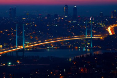 İstanbul Boğazı Köprüsü, gece. 15 Temmuz Şehitler Köprüsü. İstanbul / Türkiye.
