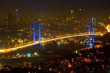 İstanbul Boğazı Köprüsü, gece. 15 Temmuz Şehitler Köprüsü. İstanbul / Türkiye.
