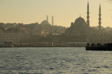 İstanbul 'daki Yeni Cami, gün batımında Boğaz yakınlarında