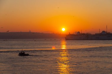 İstanbul 'daki Yeni Cami, gün batımında Boğaz yakınlarında