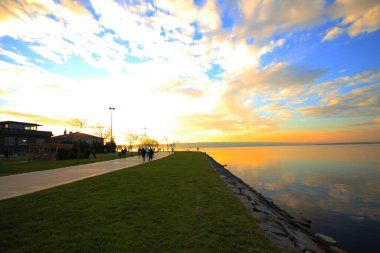 Kucukcekmece Gölü 'ndeki Kanarya kıyısından görüntü. Kucukcekmece Gölü, İstanbul ilinin Avrupa kesiminde, Türkiye 'nin kuzeybatısında yer alan bir göldür..