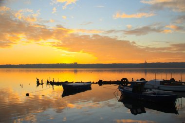 Kucukcekmece Gölü 'ndeki Kanarya kıyısından görüntü. Kucukcekmece Gölü, İstanbul ilinin Avrupa kesiminde, Türkiye 'nin kuzeybatısında yer alan bir göldür..