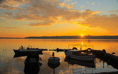 Kucukcekmece Gölü 'ndeki Kanarya kıyısından görüntü. Kucukcekmece Gölü, İstanbul ilinin Avrupa kesiminde, Türkiye 'nin kuzeybatısında yer alan bir göldür..