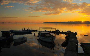 Kucukcekmece Gölü 'ndeki Kanarya kıyısından görüntü. Kucukcekmece Gölü, İstanbul ilinin Avrupa kesiminde, Türkiye 'nin kuzeybatısında yer alan bir göldür..