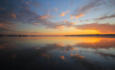 Kucukcekmece Gölü 'ndeki Kanarya kıyısından görüntü. Kucukcekmece Gölü, İstanbul ilinin Avrupa kesiminde, Türkiye 'nin kuzeybatısında yer alan bir göldür..