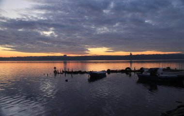 Kucukcekmece Gölü 'ndeki Kanarya kıyısından görüntü. Kucukcekmece Gölü, İstanbul ilinin Avrupa kesiminde, Türkiye 'nin kuzeybatısında yer alan bir göldür..